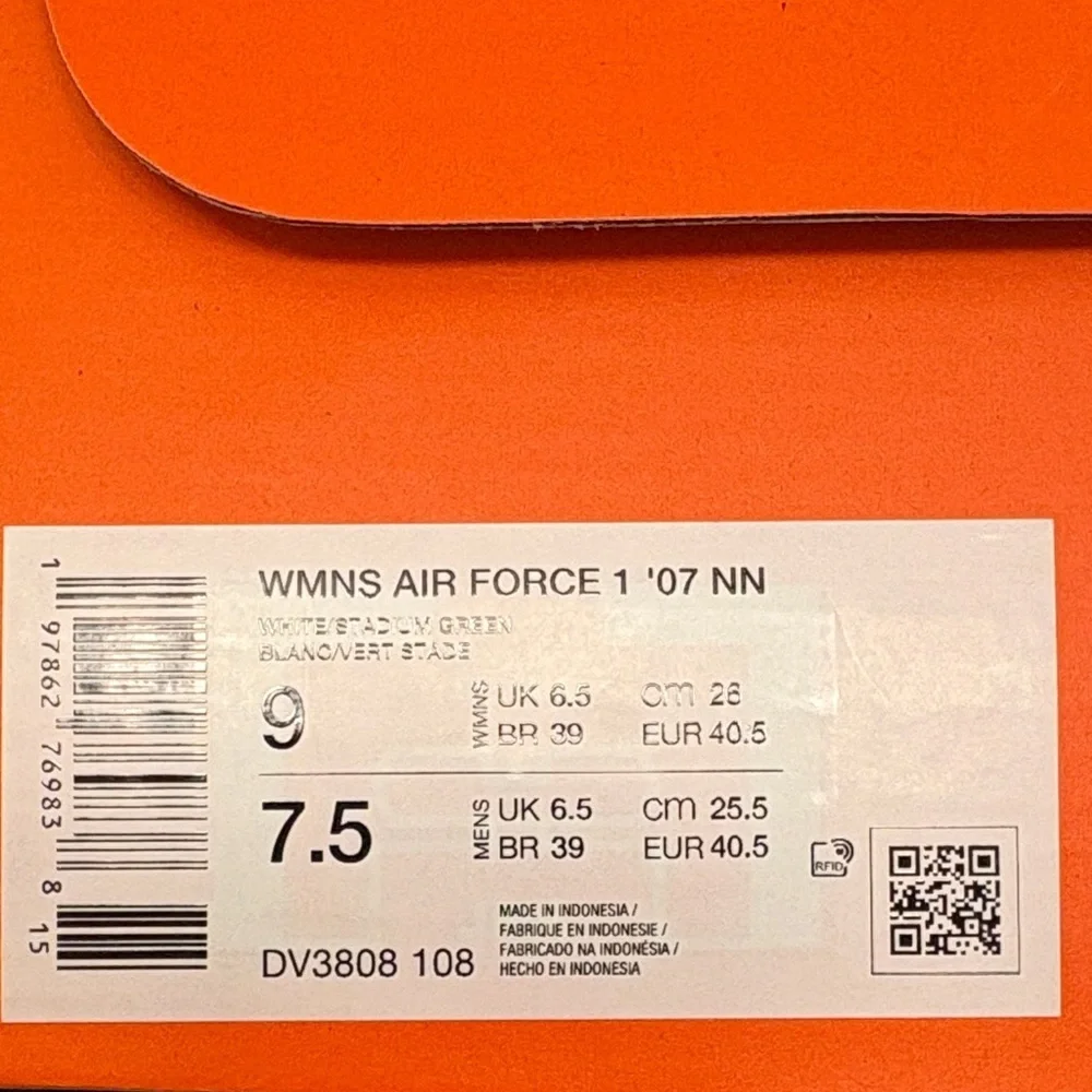 New Nike Women’s Air Force 1 White Sneakers with Green Size 9Accents